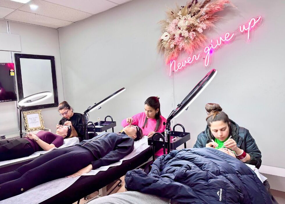 Top Benefits of Enrolling in a Certified Lash Extension Course